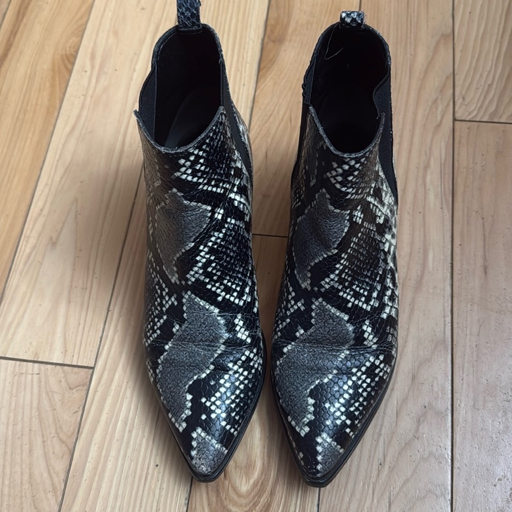 Marc Fisher LTD Snakeskin Textured Leather Yale Chelsea Boots Women's Size 6.5